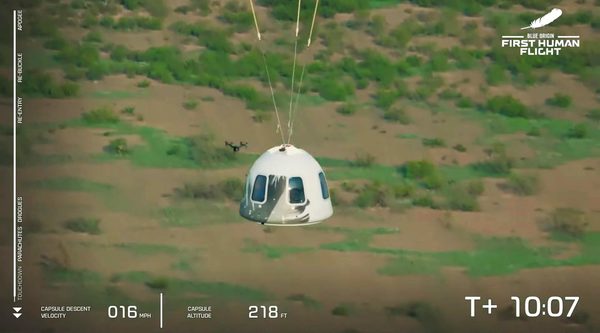Jeff Bezos vuelve a la tierra tras alcanzar el espacio en un cohete de Blue Origin | El Independiente