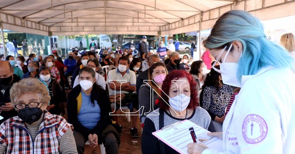 La Nación / Piden seguir vacunando a adultos mayores y no “entusiasmarse” por bajar franja etaria