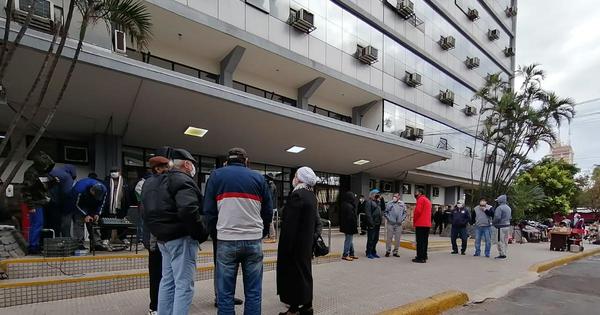 Jubilados se manifiestan y reclaman abandono del IPS