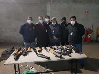Decomisan en Aduanas varias armas de fuego que iban a ingresar ilegalmente al país - El Trueno