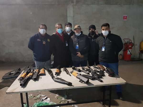 Decomisan en Aduanas varias armas de fuego que iban a ingresar ilegalmente al país - El Trueno