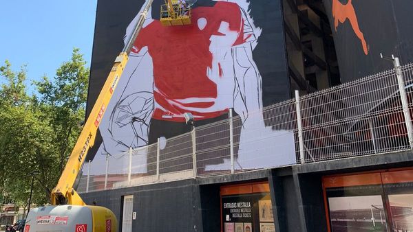 Valencia pintó a su ídolo guaraní en feroz mural