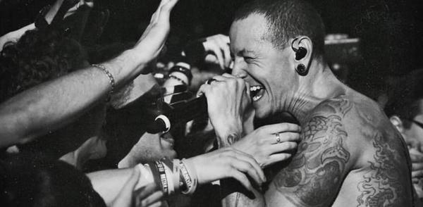 Fans de Linkin Park rinden homenaje a Chester Bennington en el cuarto aniversario de su muerte