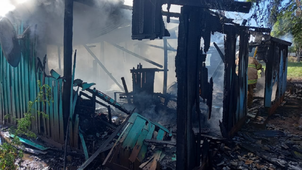 Familia apela a solidaridad tras incendio de su vivienda