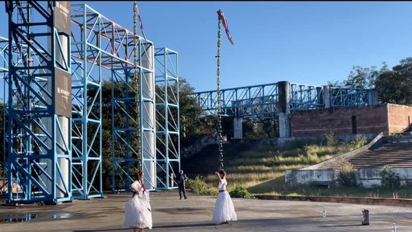 Bailarinas baten récord: Danzaron con casi 20 botellas en la cabeza
