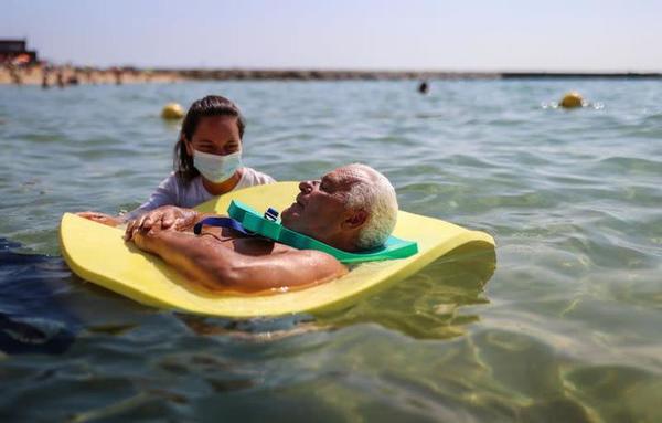 ¡Sin barreras!: personas con discapacidad disfrutan del mar en Barcelona