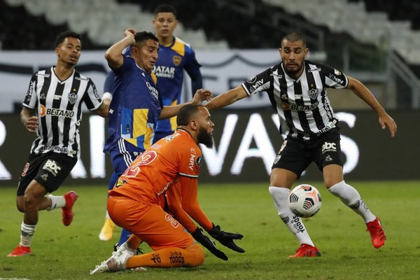 Con polémica de por medio y en penales, el Mineiro de Junior eliminó a Boca