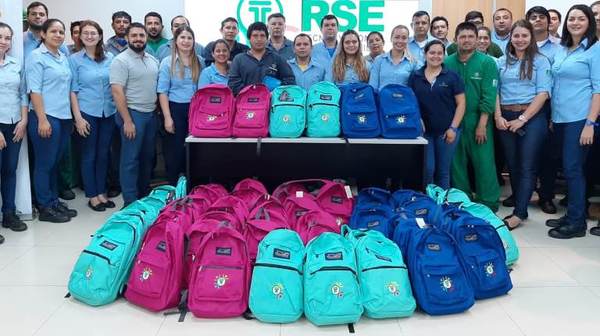 Tecnomyl celebró su aniversario entregando kits escolares a colaboradores