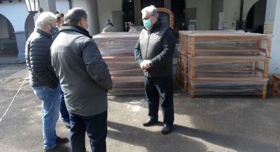 Madereros donan lote de bancos de madera al INERAM