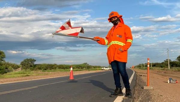 Manos femeninas ganan terreno en obras de rehabilitación de la ruta PY05