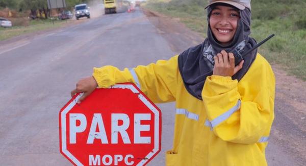 Creciente cantidad de mujeres e indígenas entre personal de obras en ruta Transchaco