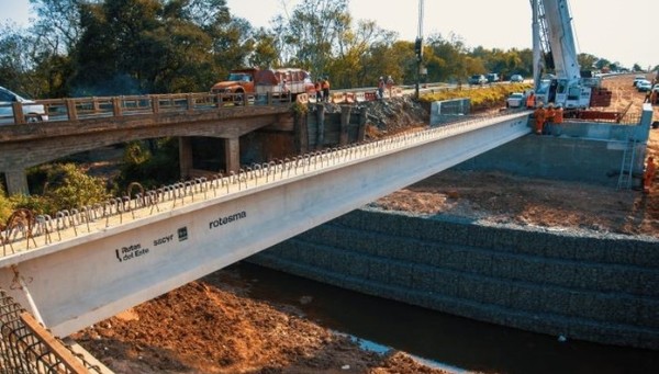 Culminó el trabajo de izaje de vigas en el puente del Arroyo Morotĩ