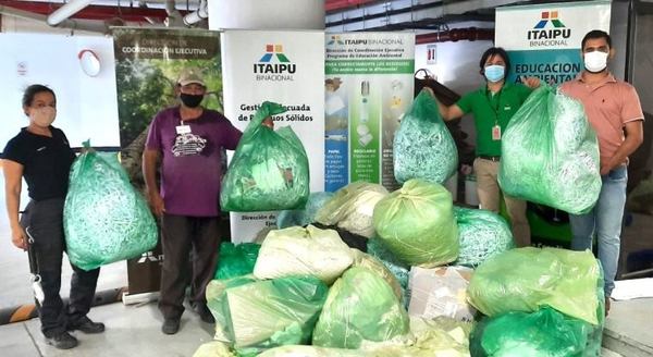 Recicladores del Barrio San Francisco recibieron 565 kilos de materiales de Itaipu