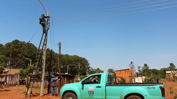 ANDE culminó obras de electrificación en Ypejhú