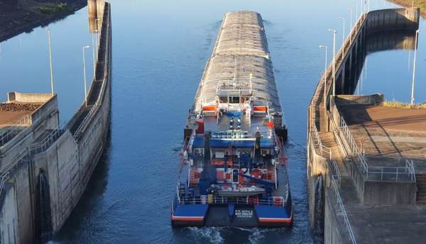 Tras maniobras en la esclusa de Yacyretá, barcazas podrán continuar viaje mañana