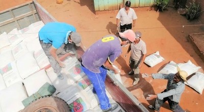 Productores de Itapúa reciben correctivos agrícolas en el marco del programa Ñemity 4.0