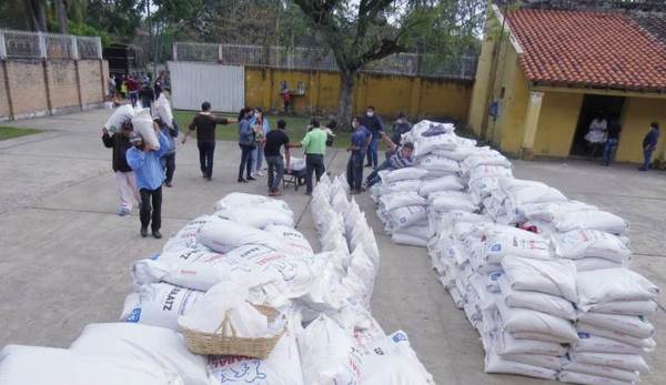 Familias de escasos recursos de Villa Florida son beneficiadas con distribución de cría de aves