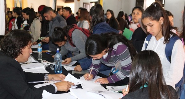Gobierno inicia este miércoles pago por becas universitarias en Ñeembucú