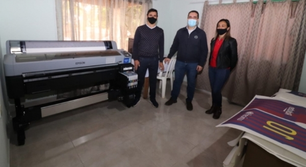 Microempresa que confecciona ropas deportivas recibe impresora industrial por parte del MIC