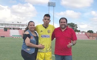 Crónica / CARLOS RAMÍREZ. Entre el fútbol, albañilería y la Facu