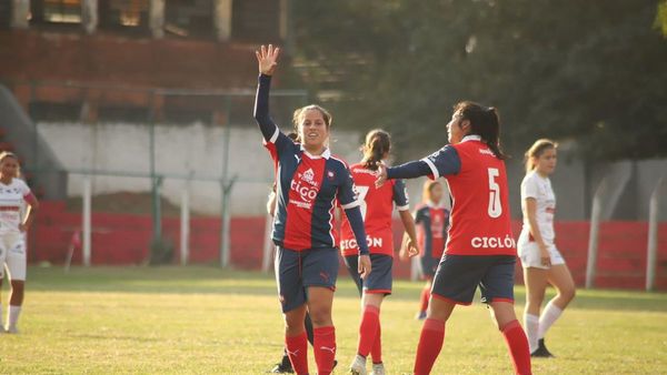 El Ciclón lidera con goleada