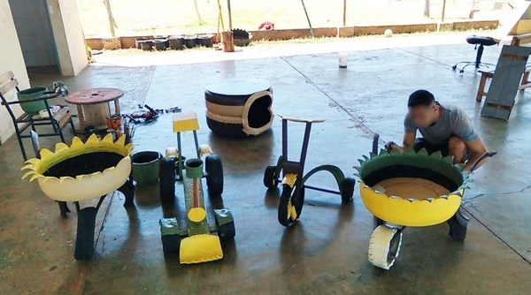 Adolescentes de Kambyreta fabrican muebles, planteras y tablas para cocina