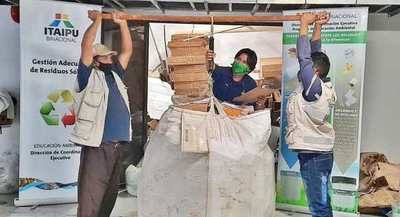 Recicladores del Barrio San Francisco recibieron 765 kilos de materiales de parte de ITAIPU