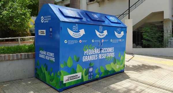 Ecopunto instaló un contenedor para reciclajes en la acera del SNPP