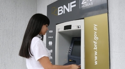 Funcionarios públicos comienzan a cobrar salarios del mes de mayo