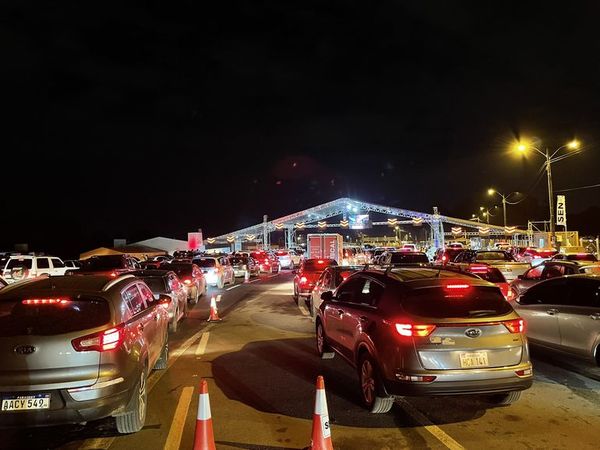 Jóvenes acuden masivamente desde la madrugada para vacunarse contra el covid - Nacionales - ABC Color