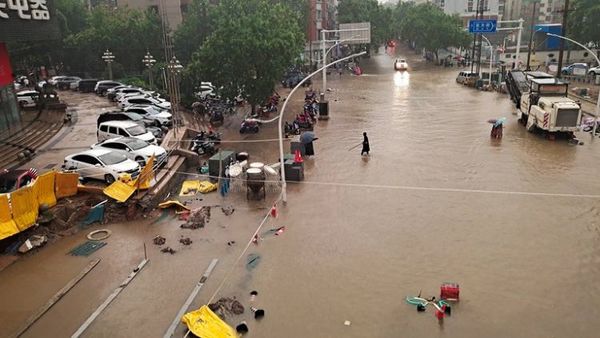 Al menos 25 muertos por las lluvias torrenciales en el centro de China que amenazan con romper una represa