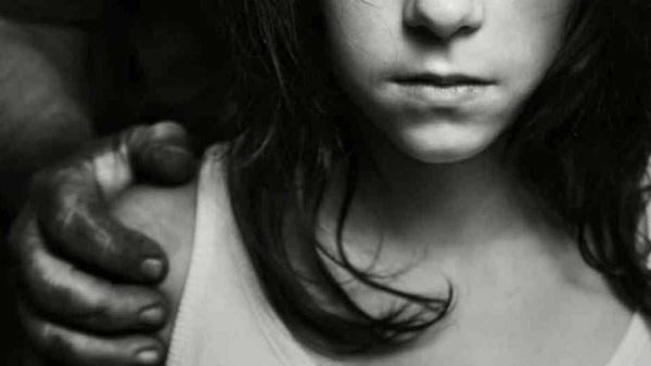 Detienen a mujer y a su hijo por supuesto maltrato infantil