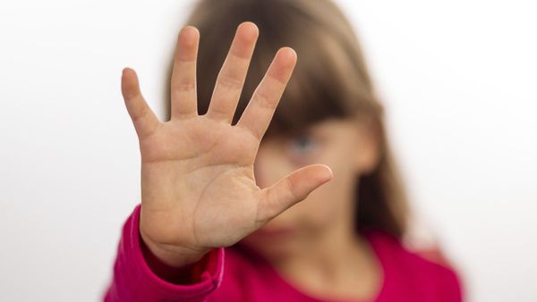 Maltrato infantil: Hermanitas eran golpeadas brutalmente