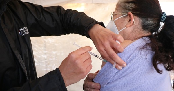 La Nación / Piden vacunar a la gente vulnerable