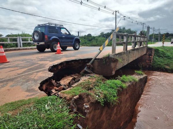 Puente de Poncho Pytá al borde del derrumbe tras lluvias