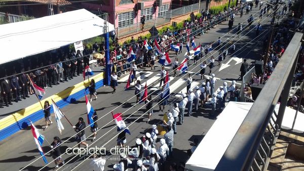 Celebran la independencia con desfile en Capiatá