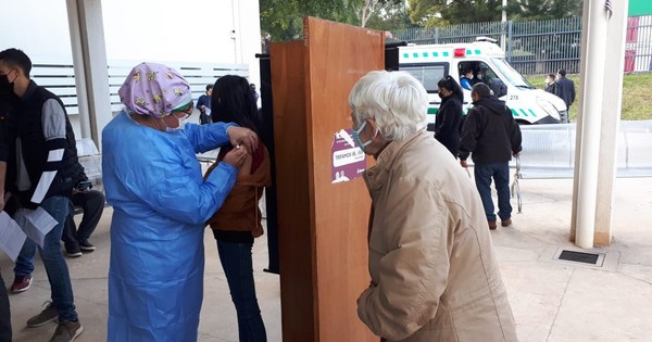 La Nación / Abuelos vacunados acompañan a sus nietos a inmunizarse contra el COVID-19