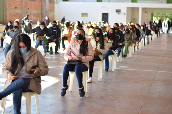 Entregan becas a jóvenes de Misiones financiadas por la EBY