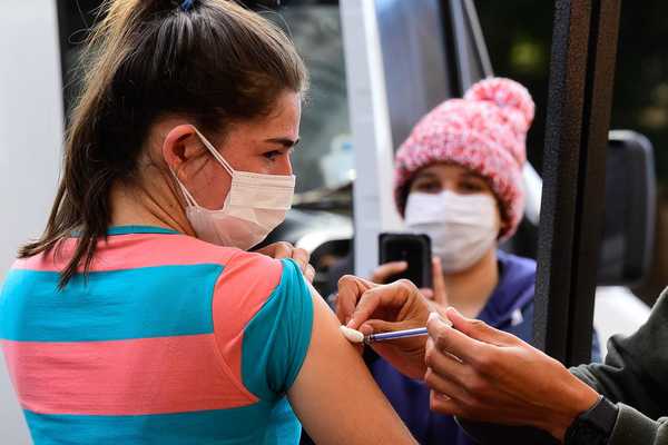 Destacan entusiasmo de jóvenes que comenzaron a vacunarse desde hoy - Megacadena — Últimas Noticias de Paraguay