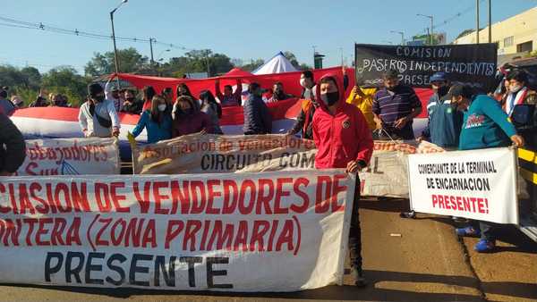 TRABAJADORES FRONTERIZOS LIBERAN RUTA PY01