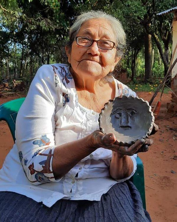 Declaran tesoro nacional vivo a alfarera de Yaguarón  - Nacionales - ABC Color
