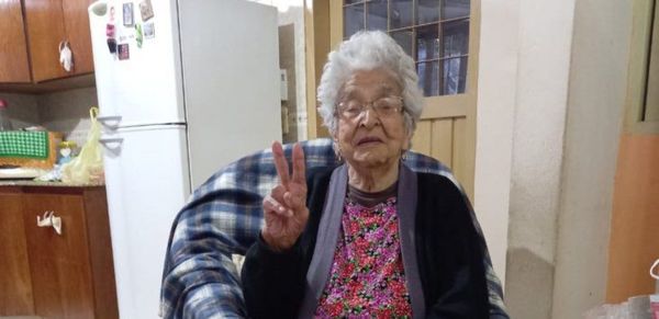 ABUELA VENCIÓ AL COVID A SUS 100 AÑOS: «GRAN PARTE LA VACUNA LE AYUDÓ»