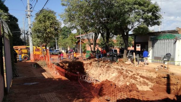 Una obra se desmorona en Asunción y dos obreros quedan atrapados