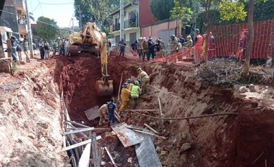 Diario HOY | Dos heridos tras derrumbe en obra cloacal de Asunción