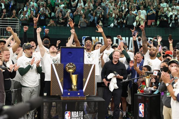 Con un Antetokounmpo estelar, los Milwaukee Bucks son campeones de la NBA