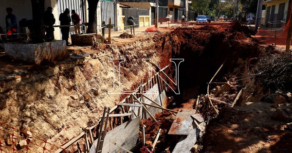 La Nación / Bomberos rescatan a dos obreros atrapados tras derrumbe de obra en Asunción