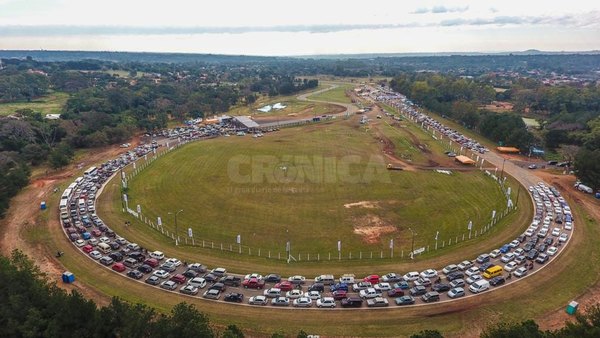 Crónica / Péndex le dan color con fiesta y caravanas a los vacunatorios