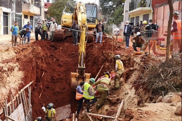 Rescatan a dos obreros tras derrumbe en el barrio Pinozá