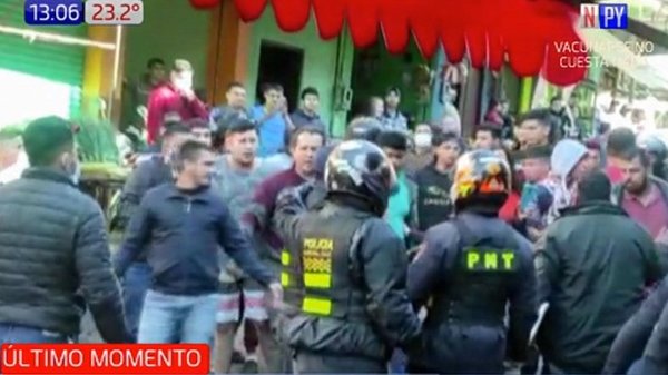 Comerciantes agreden a policías de tránsito en CDE | Noticias Paraguay
