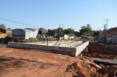Pobladores de San Antonio exigen celeridad en terminación de puente - Nacionales - ABC Color